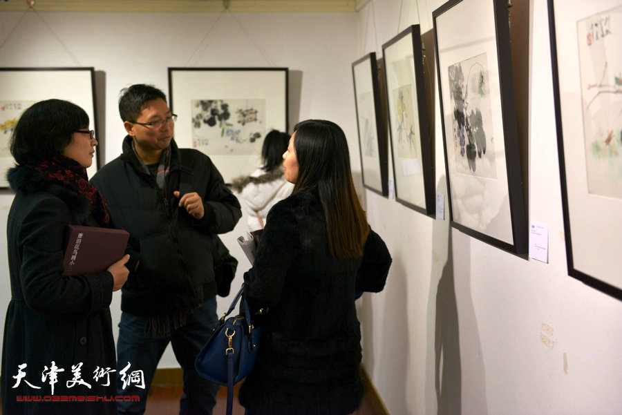 “萧朗花鸟画小品展”亮相北京荣宝斋，图为著名画家杨熹发在画展现场。