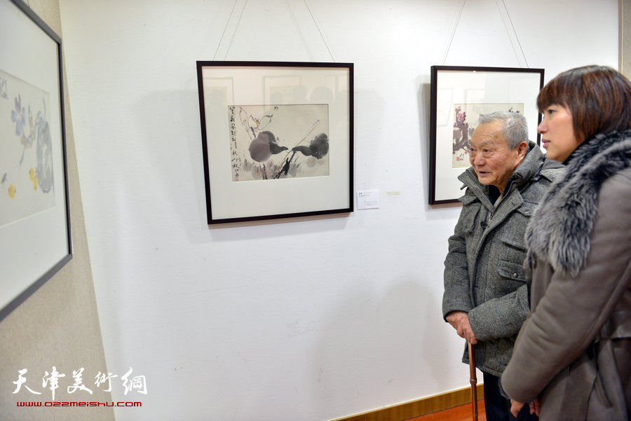 “萧朗花鸟画小品展”亮相北京荣宝斋，图为画展现场。