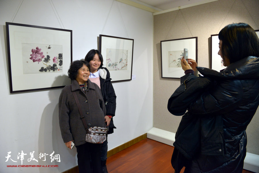 “萧朗花鸟画小品展”亮相北京荣宝斋，图为画展现场。