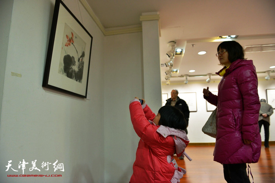 “萧朗花鸟画小品展”亮相北京荣宝斋，图为画展现场。