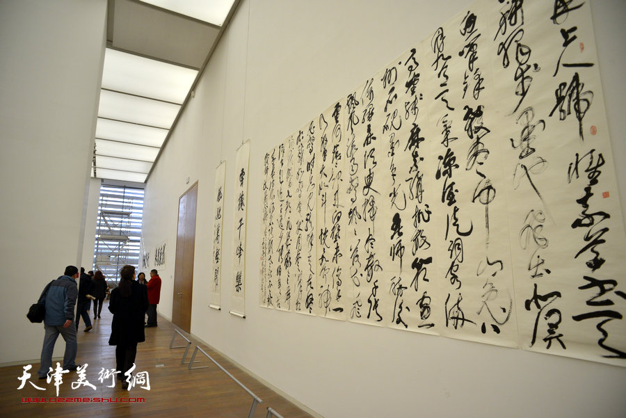 中国梦·天容海色——马孟杰书法作品展在天津美术馆举办。图为书展现场。