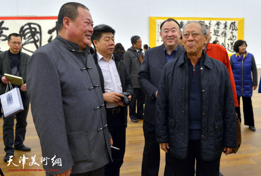 中国梦·天容海色——马孟杰书法作品展在天津美术馆举办。图为马孟杰陪同天津市老同志王德惠在书展现场。