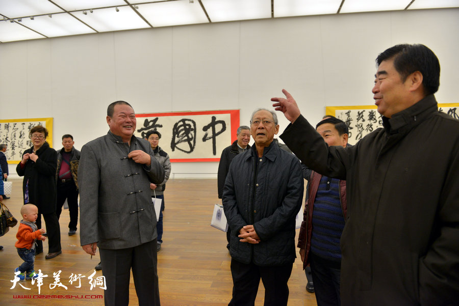 中国梦·天容海色——马孟杰书法作品展在天津美术馆举办。图为马孟杰陪同天津市老同志王德惠在书展现场。