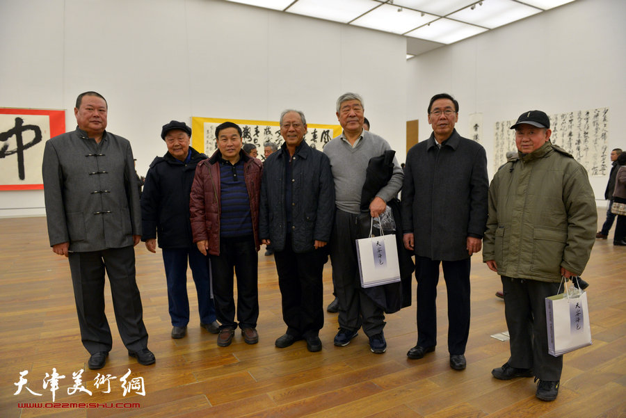 中国梦·天容海色——马孟杰书法作品展在天津美术馆举办。图为马孟杰陪同天津市老同志王德惠在书展现场。