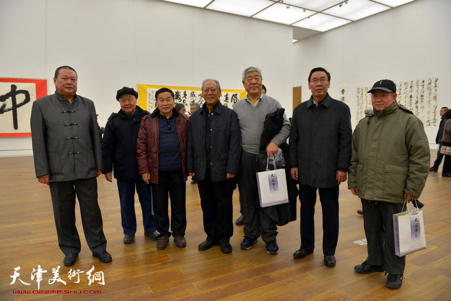 中国梦·天容海色——马孟杰书法作品展在天津美术馆举办。图为马孟杰陪同天津市老同志王德惠在书展现场。
