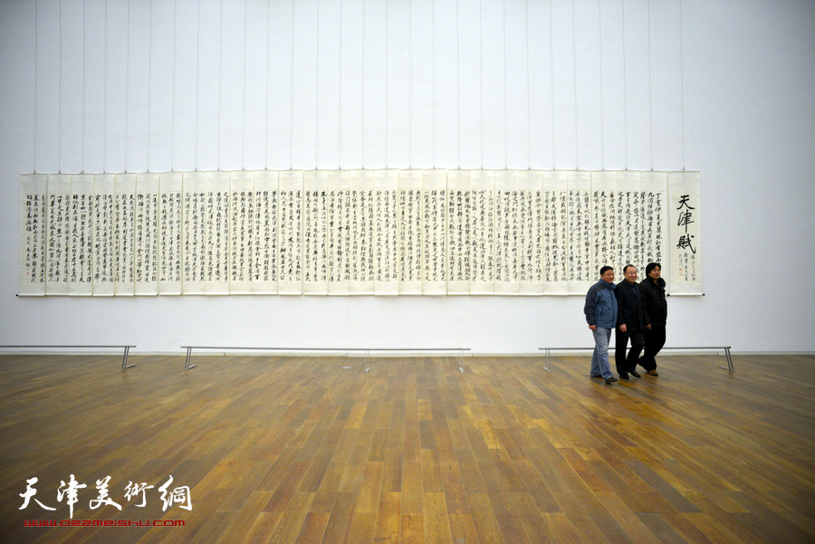 中国梦·天容海色——马孟杰书法作品展在天津美术馆举办。图为书展现场。