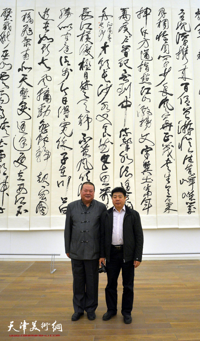 中国梦·天容海色——马孟杰书法作品展在天津美术馆举办。图为马孟杰与张养峰在书展现场。