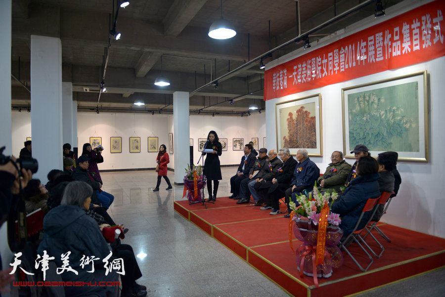 华枝春满—天津美术学院女同学会2014年展暨作品集首发式在六号院艺术馆举行。图为画展开幕式现场。