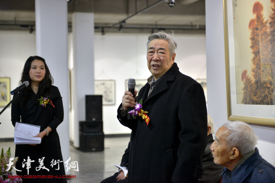 华枝春满—天津美术学院女同学会2014年展暨作品集首发式在六号院艺术馆举行。图为邓家驹致辞。