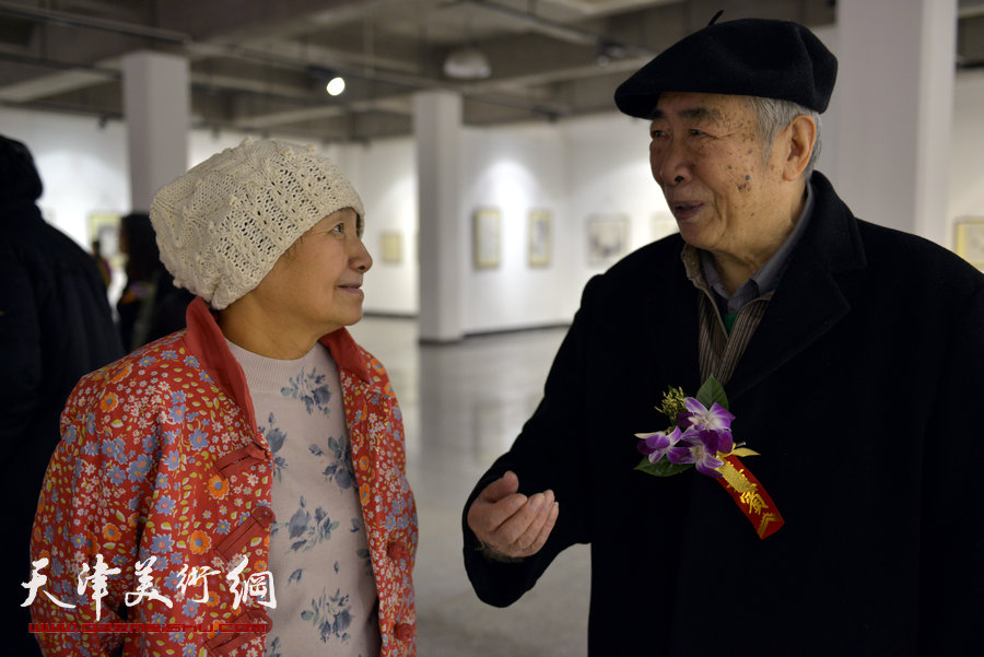 华枝春满—天津美术学院女同学会2014年展暨作品集首发式在六号院艺术馆举行。图为邓家驹与范闻泽在画展现场。