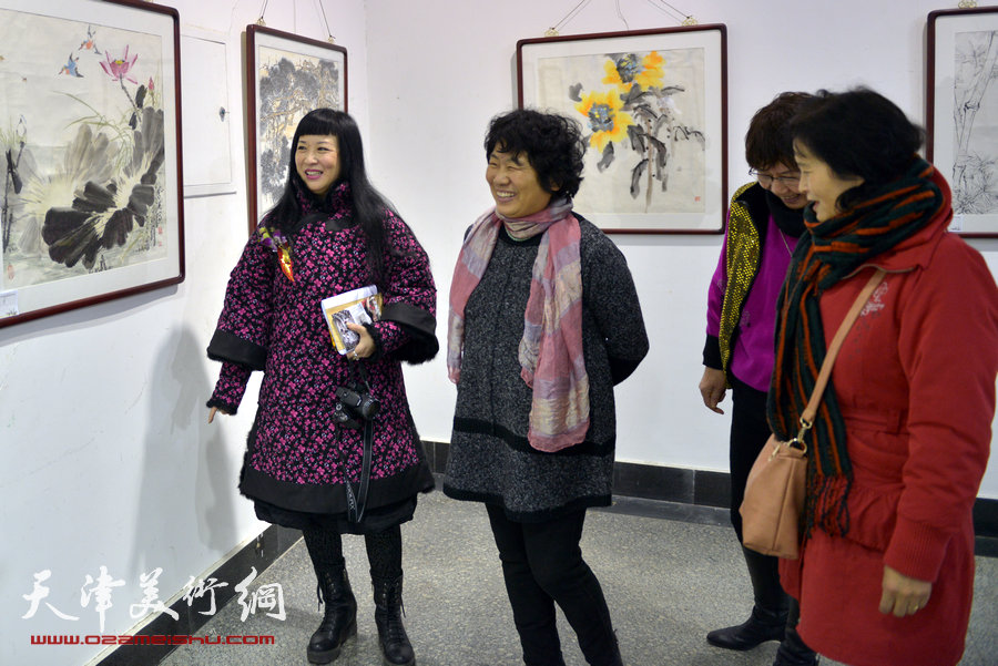 华枝春满—天津美术学院女同学会2014年展暨作品集首发式在六号院艺术馆举行。图为黄雅丽等女画家在画展现场。