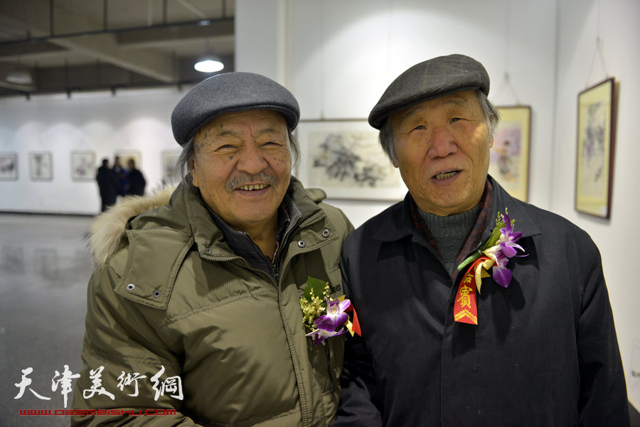 华枝春满—天津美术学院女同学会2014年展暨作品集首发式在六号院艺术馆举行。图为吴燃与姬俊尧在画展现场。