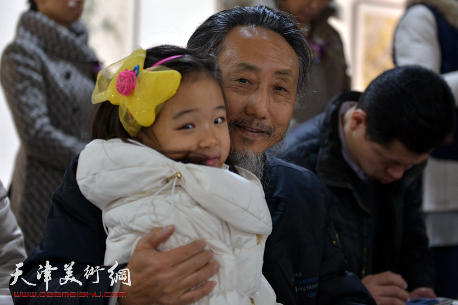 华枝春满—天津美术学院女同学会2014年展暨作品集首发式在六号院艺术馆举行。图为刘栋在画展现场。