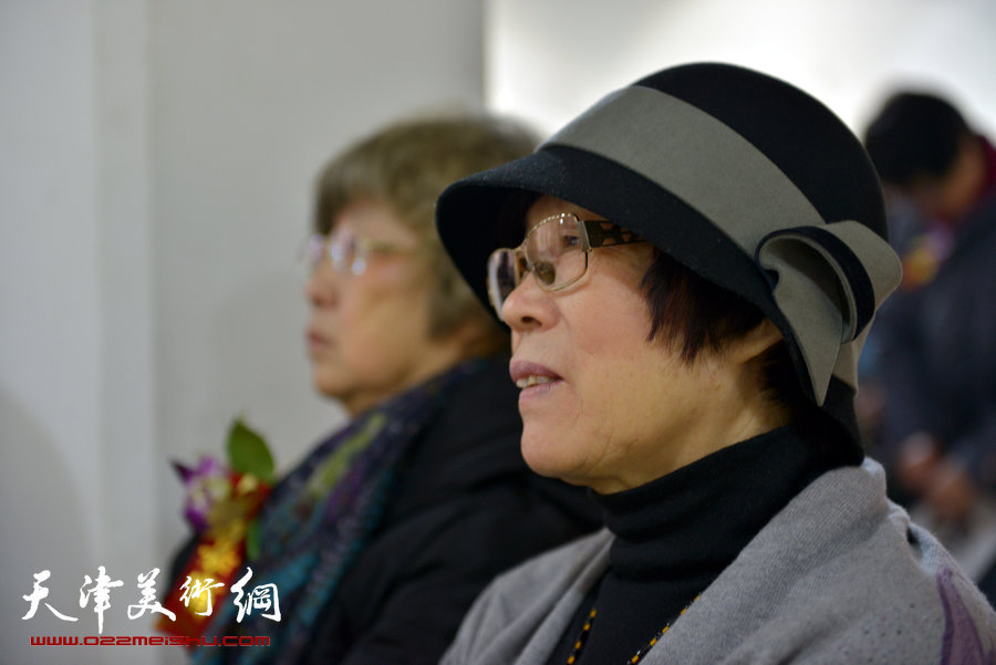 华枝春满—天津美术学院女同学会2014年展暨作品集首发式在六号院艺术馆举行。图为姚瑞芹在画展现场。