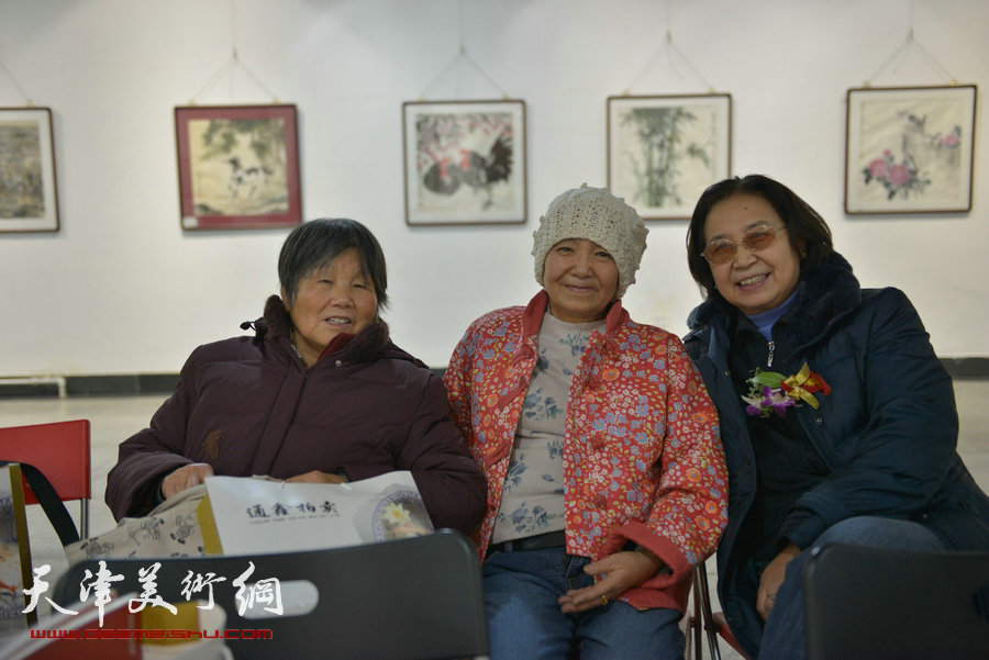 华枝春满—天津美术学院女同学会2014年展暨作品集首发式在六号院艺术馆举行。图为李淑敏、范闻泽、徐改在画展现场。
