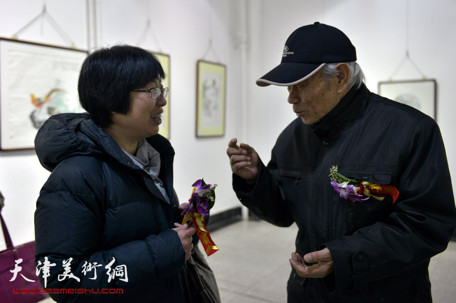 华枝春满—天津美术学院女同学会2014年展暨作品集首发式在六号院艺术馆举行。图为纪振民、李小理在画展现场。