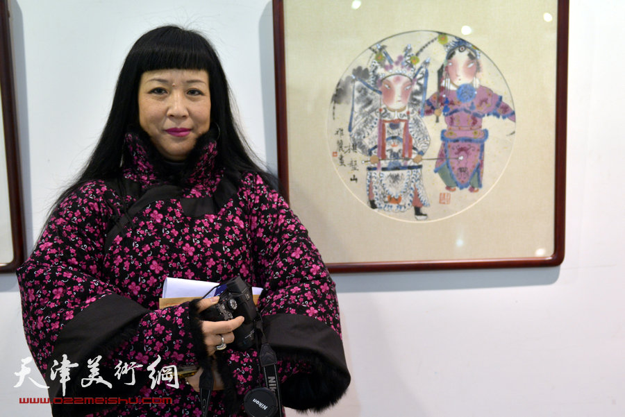 华枝春满—天津美术学院女同学会2014年展暨作品集首发式在六号院艺术馆举行。图为黄雅丽与作品《棋盘山》。