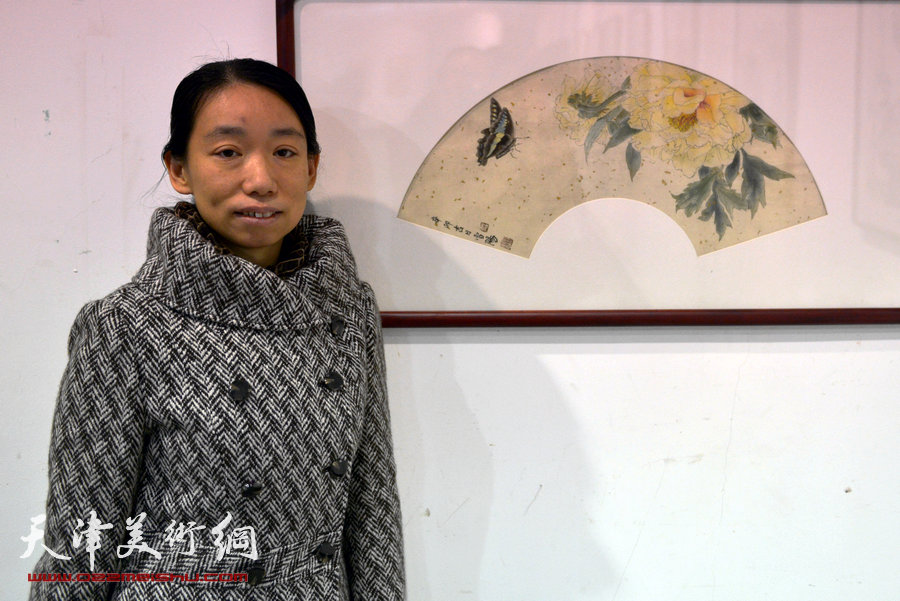 华枝春满—天津美术学院女同学会2014年展暨作品集首发式在六号院艺术馆举行。图为庄雪阳与作品《温香》。
