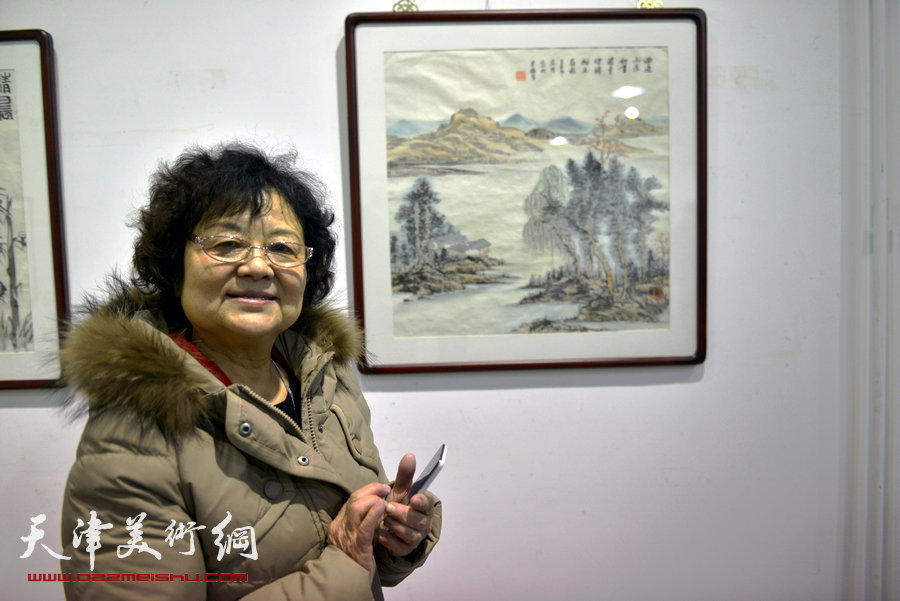 华枝春满—天津美术学院女同学会2014年展暨作品集首发式在六号院艺术馆举行。图为刘宗玲与作品《山水》。