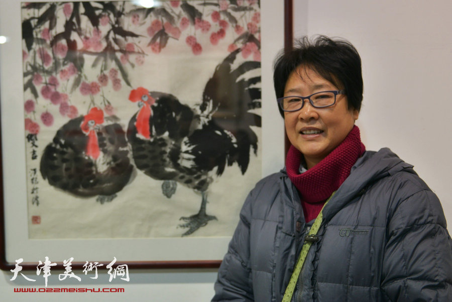 华枝春满—天津美术学院女同学会2014年展暨作品集首发式在六号院艺术馆举行。图为伊汉铭与作品《双吉图》。