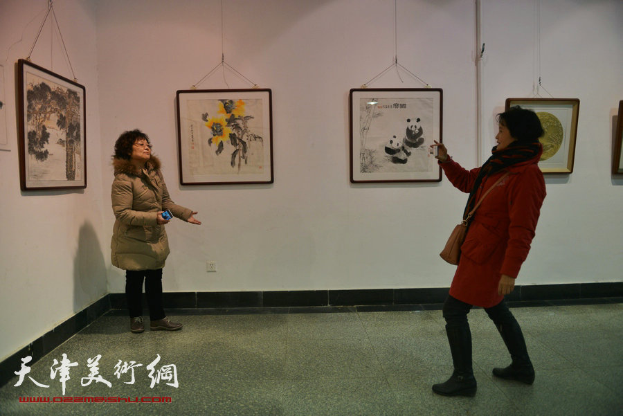 华枝春满—天津美术学院女同学会2014年展暨作品集首发式在六号院艺术馆举行。图为画展现场。