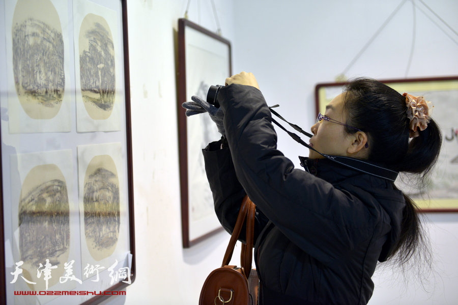 华枝春满—天津美术学院女同学会2014年展暨作品集首发式在六号院艺术馆举行。图为画展现场。