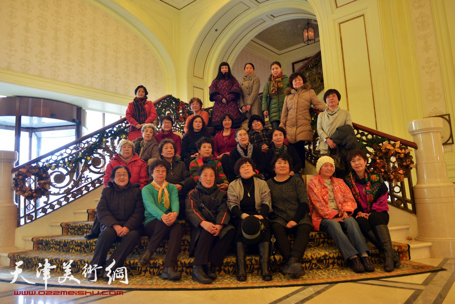华枝春满—天津美术学院女同学会2014年展暨作品集首发式在六号院艺术馆举行。图为参展部分女画家。