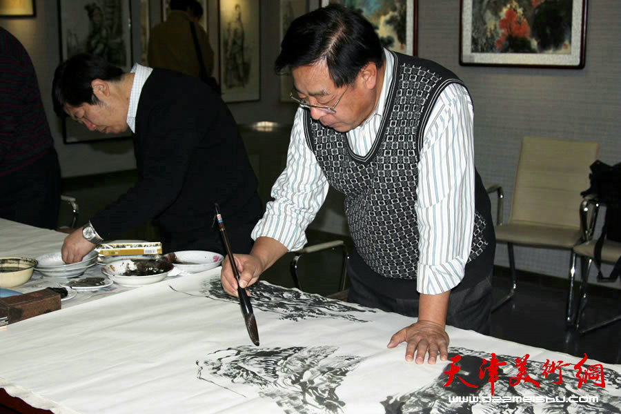 著名画家赵俊山在作画。