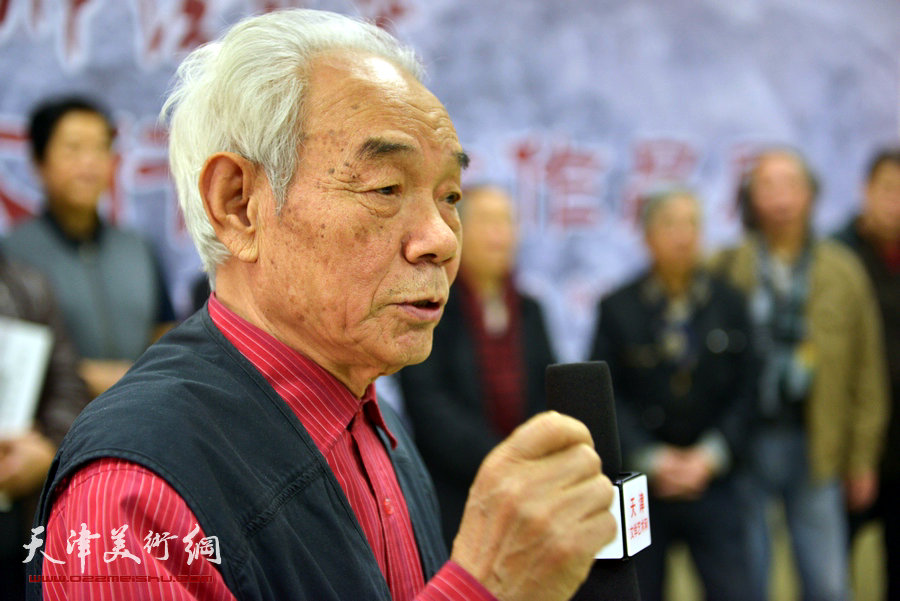 “师法自然—迎新春太行写生作品展”元月4日举行，图为纪振民致辞。