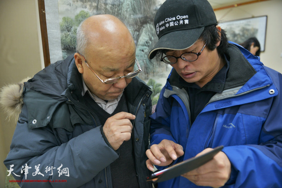 “师法自然—迎新春太行写生作品展”元月4日举行，图为刘凤棋在展览现场为观众点评画作。