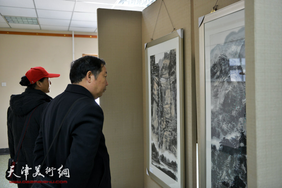 “师法自然—迎新春太行写生作品展”元月4日举行，图为展览现场。