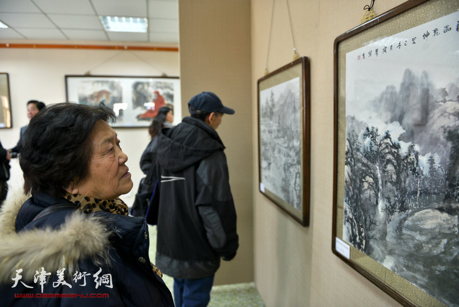 “师法自然—迎新春太行写生作品展”元月4日举行，图为展览现场。