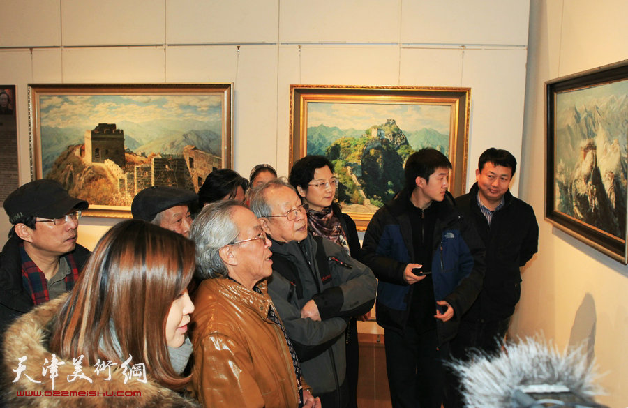 “经典与传承—北京·天津油画作品展”在津开幕，图为画展现场。
