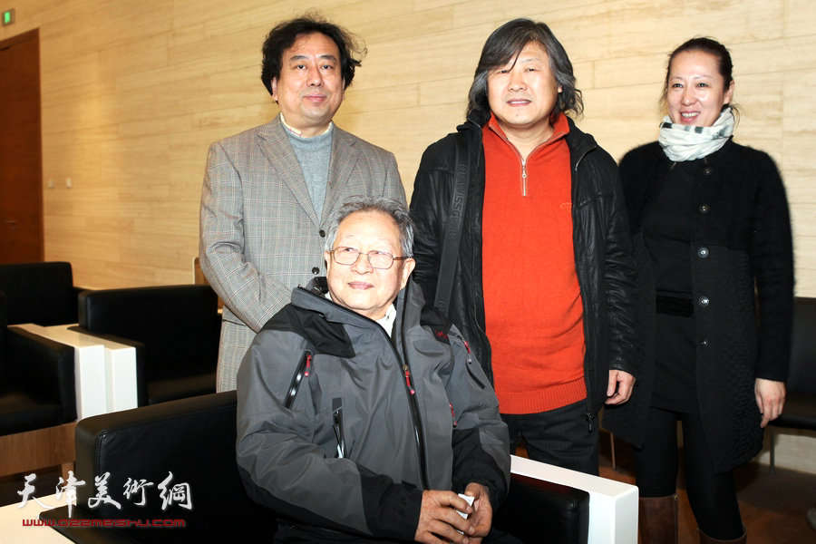 “经典与传承—北京·天津油画作品展”在津开幕，图为姜中立、高建章等在画展现场