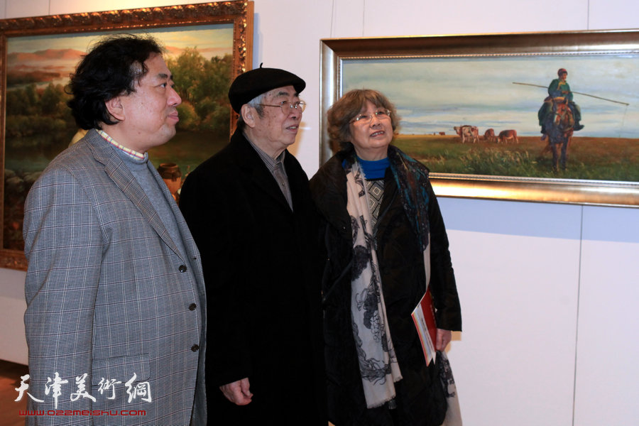 “经典与传承—北京·天津油画作品展”在津开幕，图为邓家驹、高建章在画展现场