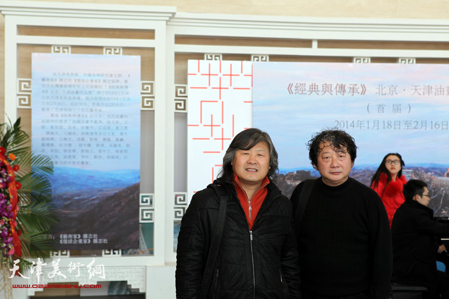 “经典与传承—北京·天津油画作品展”在津开幕，图为姜中立、沙志国在画展现场