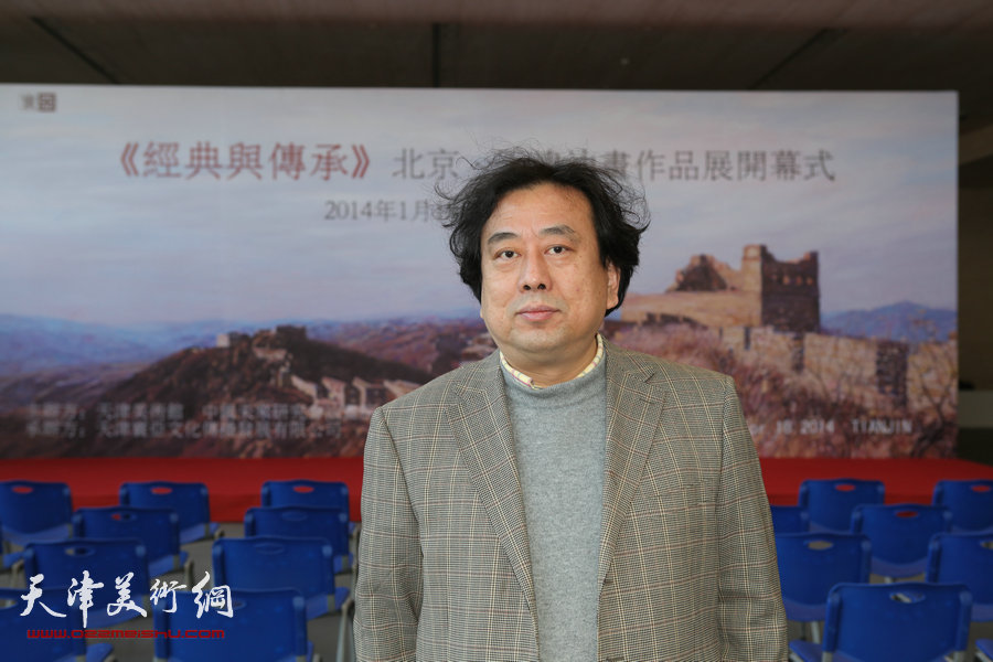 “经典与传承—北京·天津油画作品展”在津开幕，图为高建章在画展现场