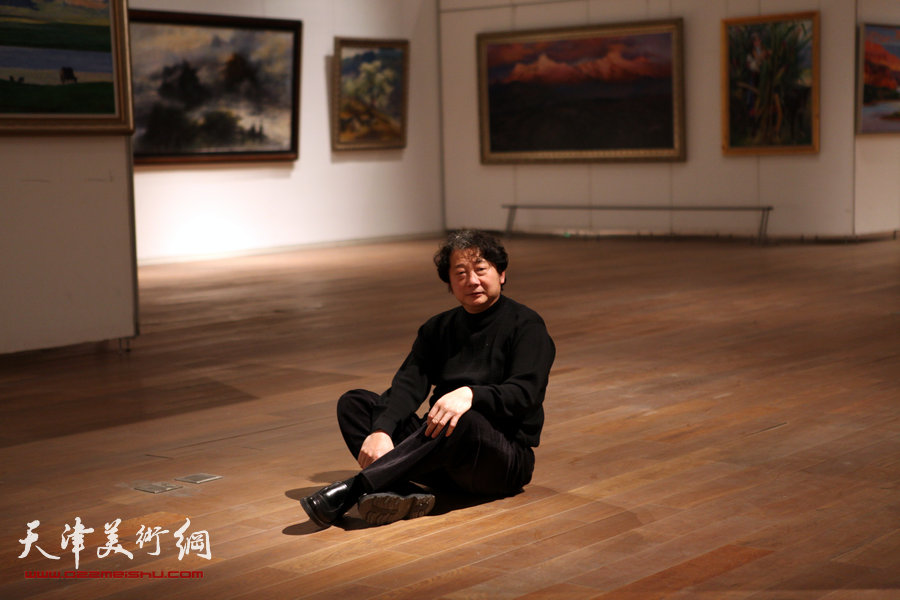 “经典与传承—北京·天津油画作品展”在津开幕，图为沙志国在画展现场