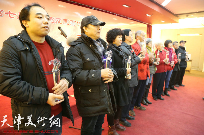 飞马追梦作品展在天津政协书画艺术馆开幕，图为获奖书画家。