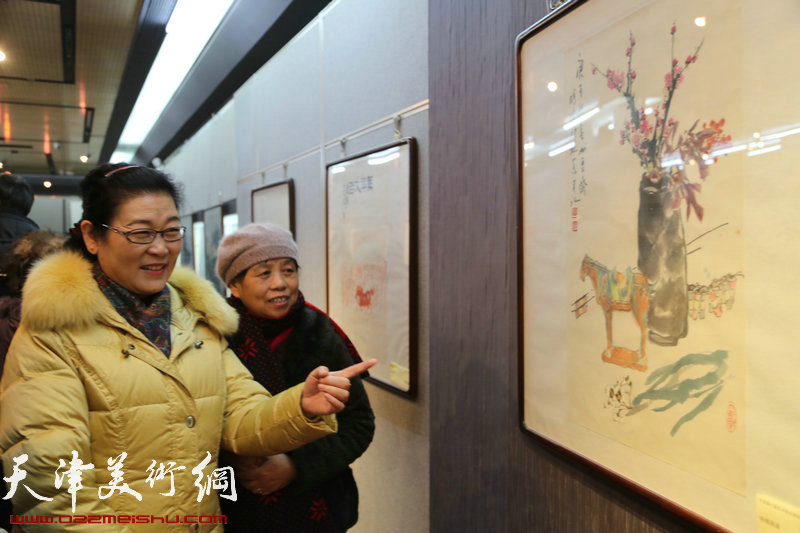 飞马追梦作品展在天津政协书画艺术馆开幕，图为观看特邀画家作品
