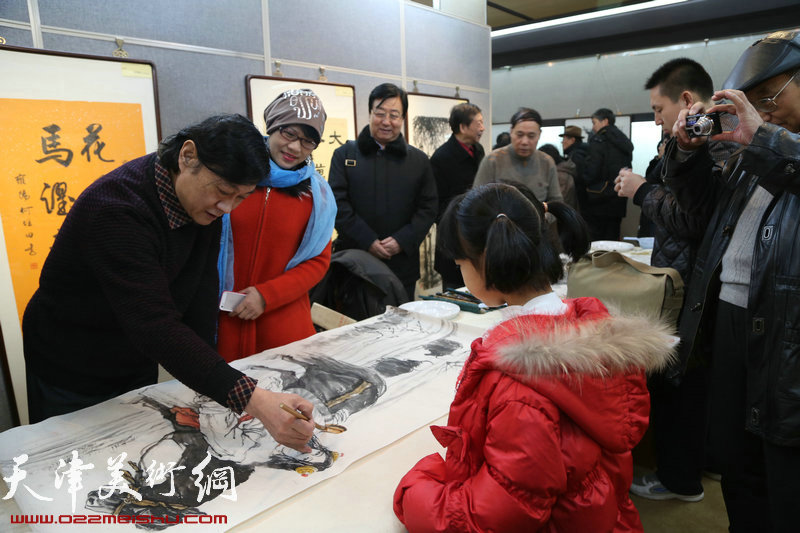 飞马追梦作品展在天津政协书画艺术馆开幕，图为画家现场挥毫作画