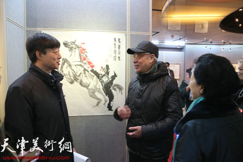 飞马追梦作品展在天津政协书画艺术馆开幕，图为著名画家刘洪麟向领导汇报创作的作品