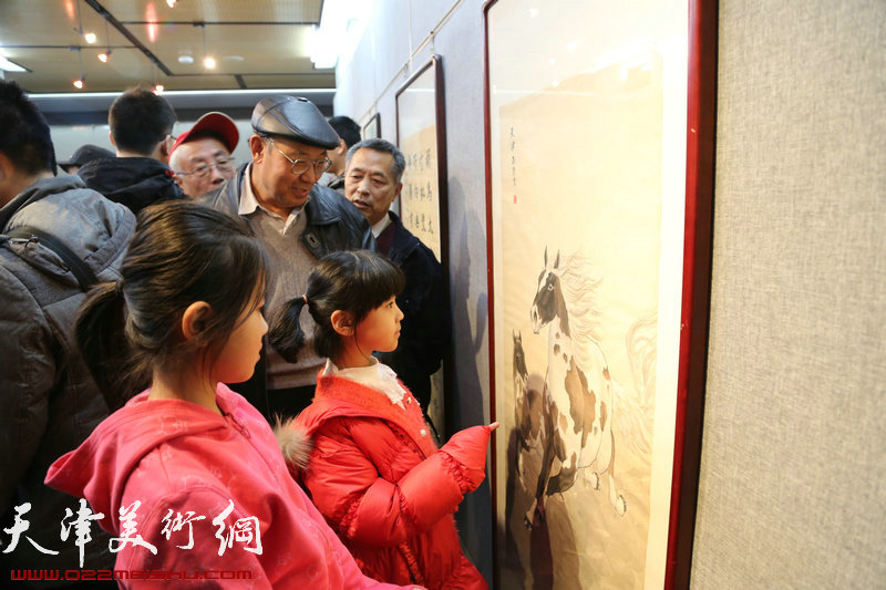  飞马追梦作品展在天津政协书画艺术馆开幕，图为画展吸引许多观众