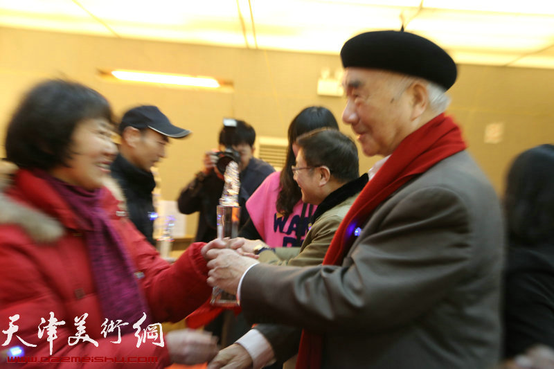 飞马追梦作品展在天津政协书画艺术馆开幕，图为主办单位领导为获奖作者颁奖。