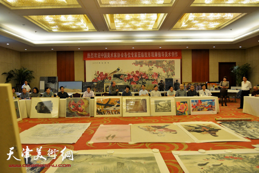 刘大为、吴长江等第十二届全国美展组委会领导及专家组来津观摩指导。图为现场。