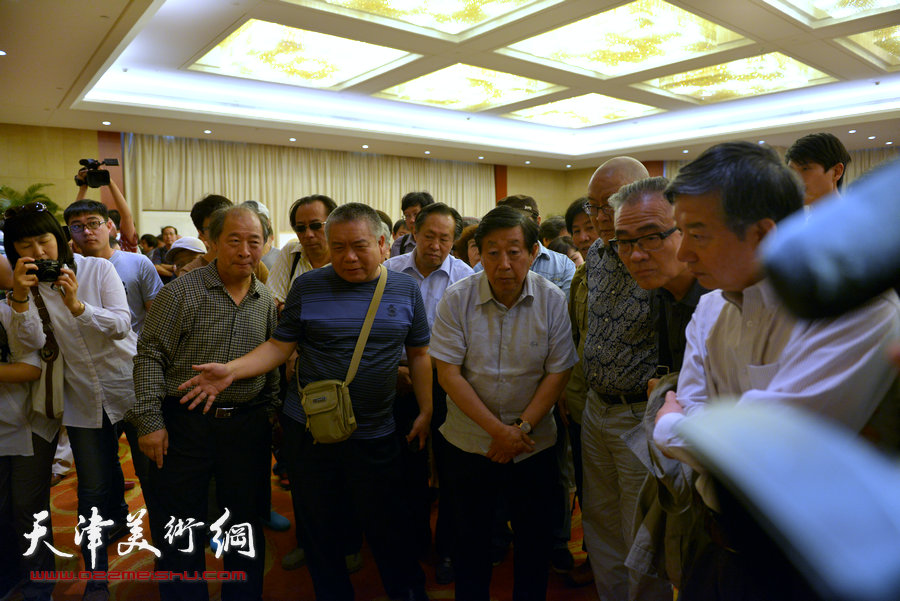 刘大为、吴长江等第十二届全国美展组委会领导及专家组来津观摩指导。图为现场。