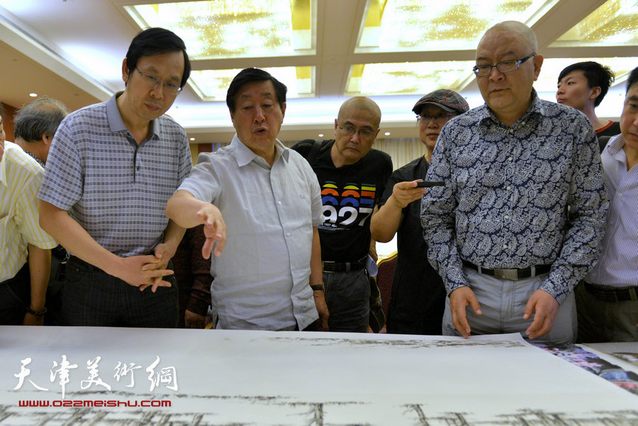 刘大为、吴长江等第十二届全国美展组委会领导及专家组来津观摩指导。图为刘大为、龙瑞在观看路洪明的作品。