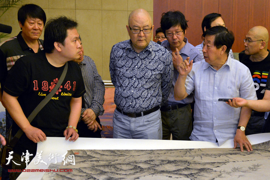 刘大为、吴长江等第十二届全国美展组委会领导及专家组来津观摩指导。图为刘大为、龙瑞在观看霍岩作品。