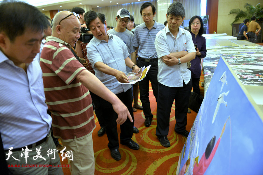 刘大为、吴长江等第十二届全国美展组委会领导及专家组来津观摩指导。图为刘大为在观看薛福顺作品。