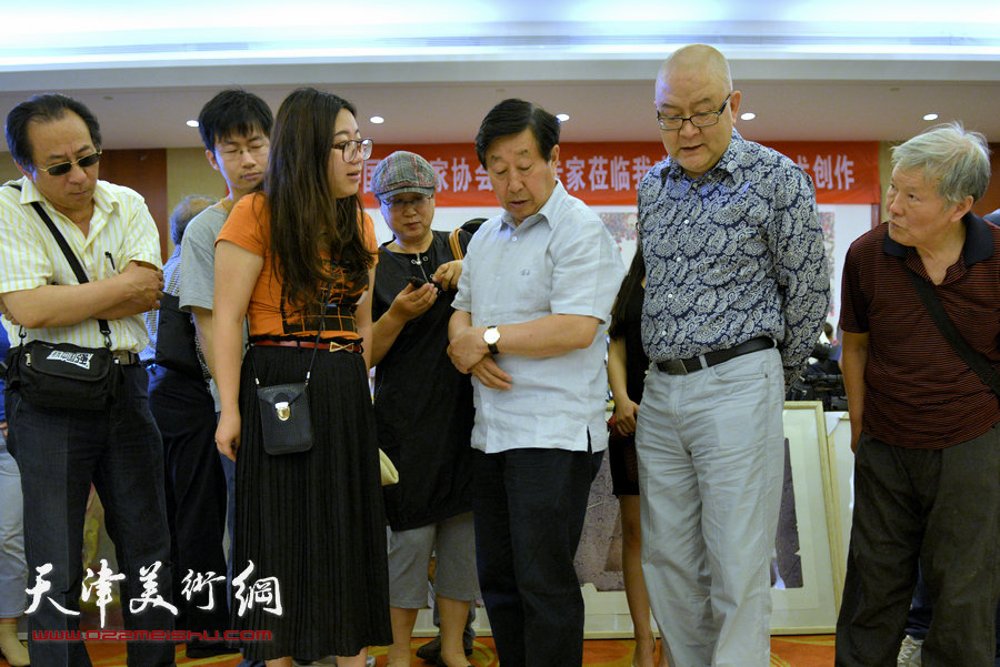 刘大为、吴长江等第十二届全国美展组委会领导及专家组来津观摩指导。图为现场。 